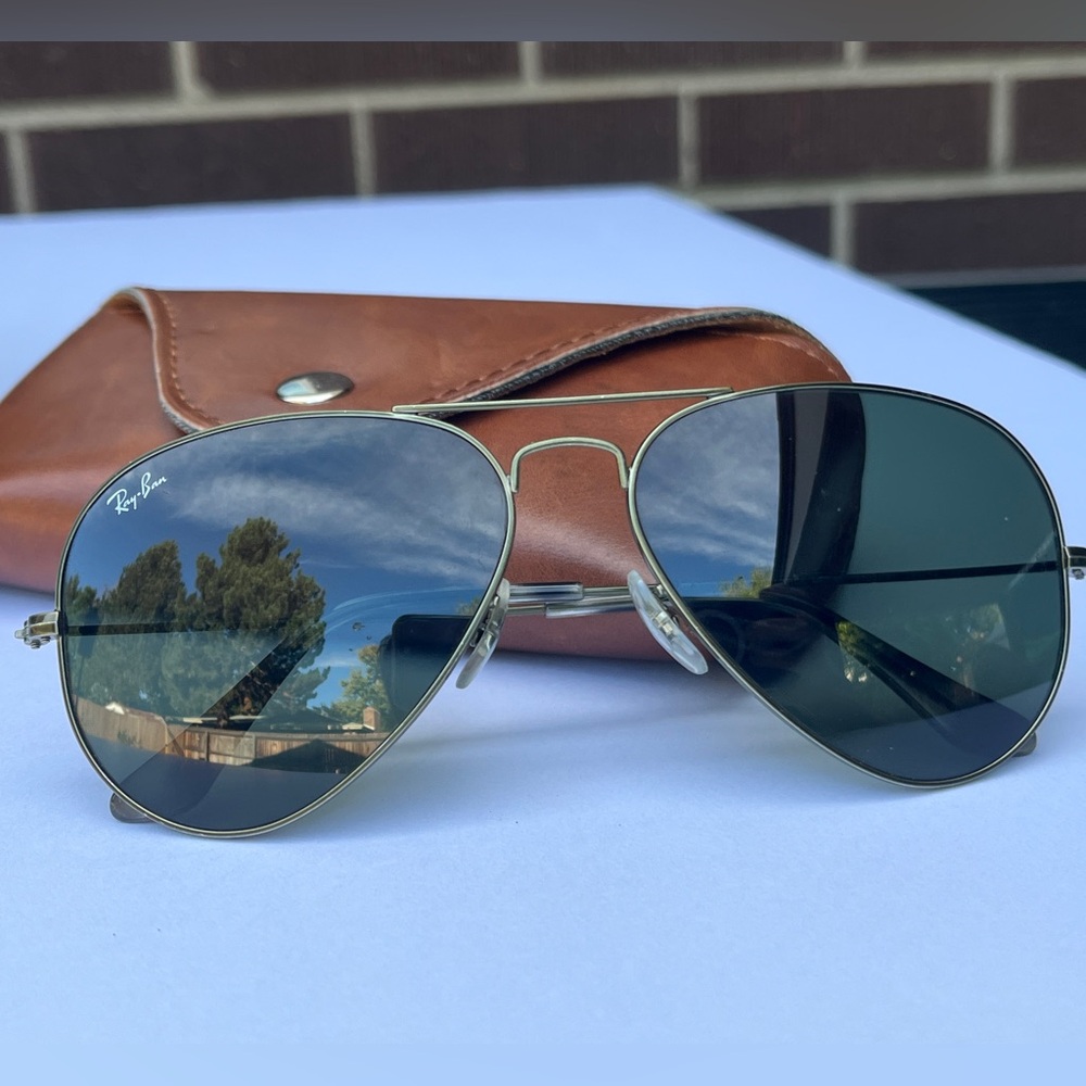 Ray-Ban Aviator Sunglasses with Green Lenses and Gold Frame